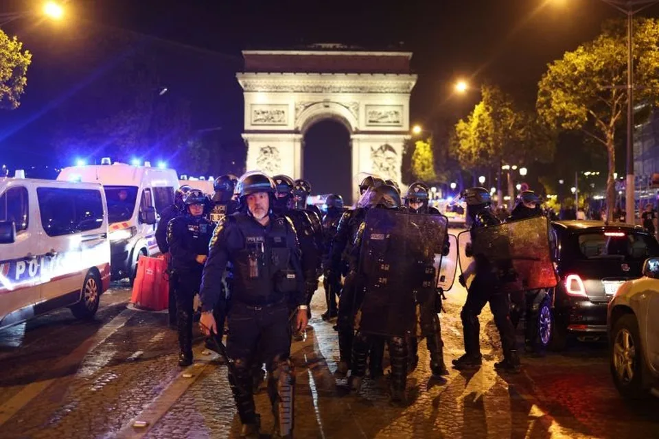Read more about the article Dusná atmosféra vo Francúzsku: VOJNA s políciou pretrváva! Mestá naprieč krajinou sú na nohách