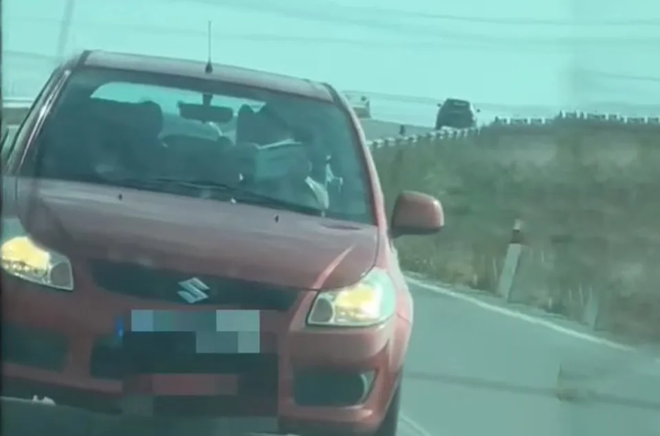 Read more about the article VIDEO TOMU sa povie poriadny bizár! Polícia chytila vodiča, ktorý počas jazdy čítal knihu