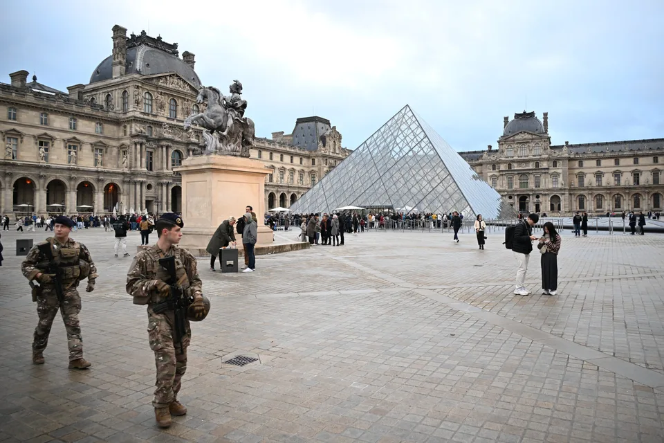 Read more about the article Francúzska polícia zadržala dvoch podozrivých z lúpeže v Louvre