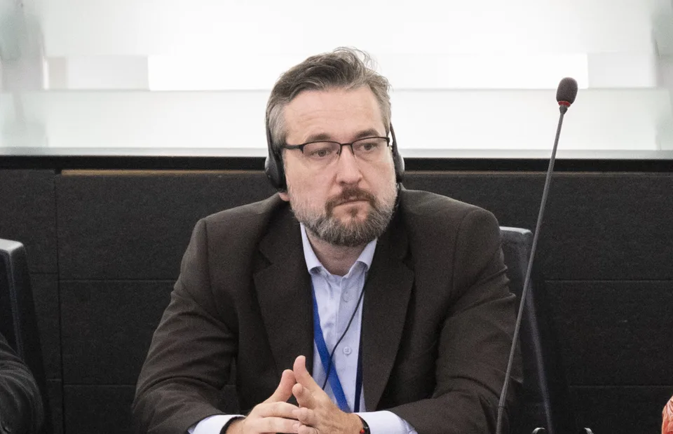 Read more about the article Komentátor Schutz opäť skryte navádza na násilie, Blaha sa pýta, čo robí generálny prokurátor