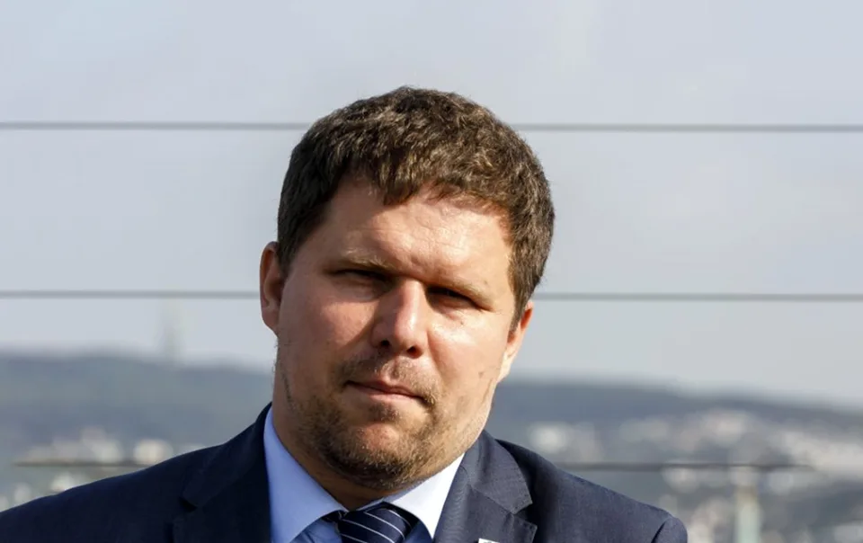 Read more about the article Papalášske maniere starostu Petržalky? Neprišiel klásť veniec na vojenský cintorín, lebo pršalo!