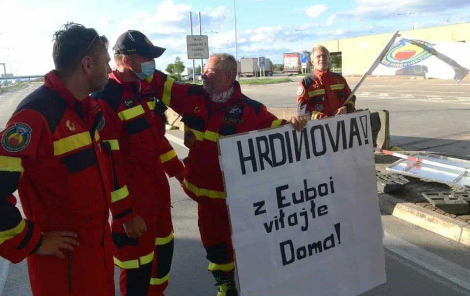 Read more about the article FOTO a VIDEO Slovenskí hasiči sa vrátili z Grécka: Hrdinovia z Euboi vitajte doma!
