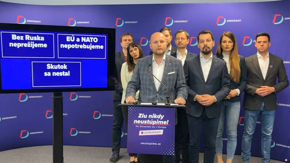 Read more about the article Neúspešných Demokratov nezastavili ani obrovské dlhy, do eurovolieb sa rozbehli primitívnou kampaňou