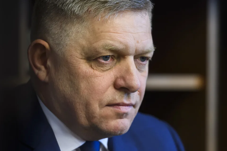 Read more about the article KOMENTÁR Fico letel do Moskvy, opozíciu zavalilo cunami