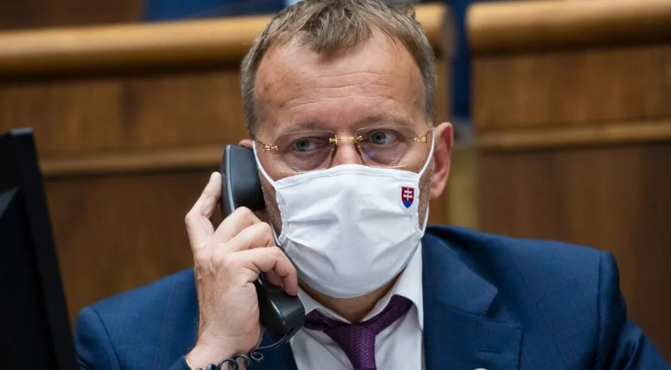 Read more about the article Odborníčka na etiketu si zobrala na paškál Borisa Kollára: Zapnutý zips na nohaviciach je samozrejmosťou!