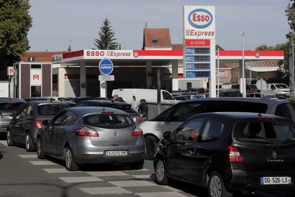 Read more about the article Vo Francúzsku to vrelo! Ľudia vyšli do ulíc bojovať za vyššie platy