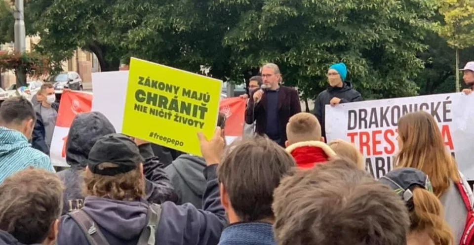 Read more about the article VIDEO Marihuanový protest v réžii Hojsíka a Šimečku: Za dekriminalizáciu drogy iniciovali aj petíciu!