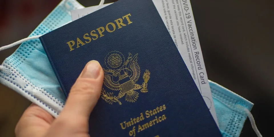 Read more about the article Zavedú očkovacie pasy v USA? Americká zákonodarkyňa ich prirovnala k žltej hviezde!