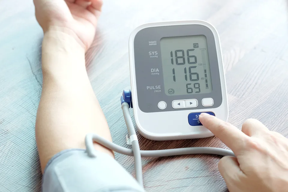 Read more about the article Máte vysoký krvný tlak? Nepodceňujte to! Čo všetko vám hrozí?