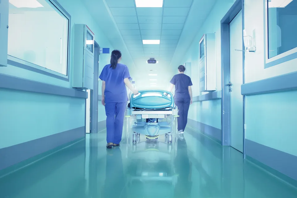 Read more about the article Realita v nemocniciach. Falošne negatívni pacienti na bežných oddeleniach a málo personálu