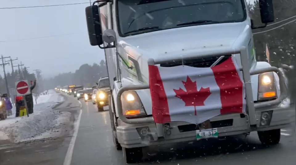 Read more about the article VIDEO Desaťtisíce kamiónov smerujú do Ottawy! V Kanade prebieha obrovská protestná akcia proti opatreniam!