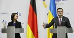 Annalena Baerbocková a Dmytro Kuleba počas tlačovej konferencie v Kyjeve 7. februára