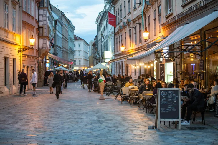 Večerná Bratislava po núdzovom stave.