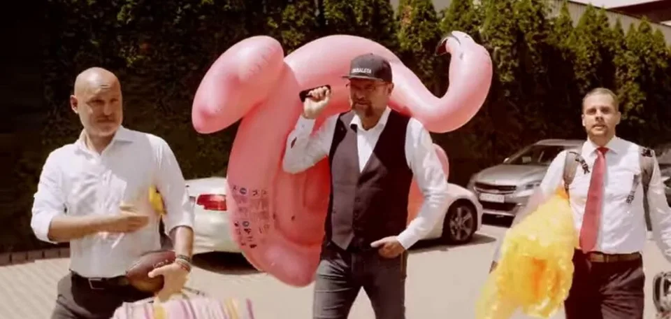 Read more about the article VIDEO Bizarná očkovacia kampaň SaS: Sulík s plameniakom a čarovný Klus