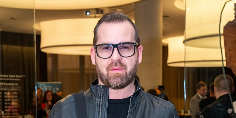 Read more about the article Už aj on! Návrhár František Mikloško sa dal vylepšiť. Zatúžil odstaviť vrásky