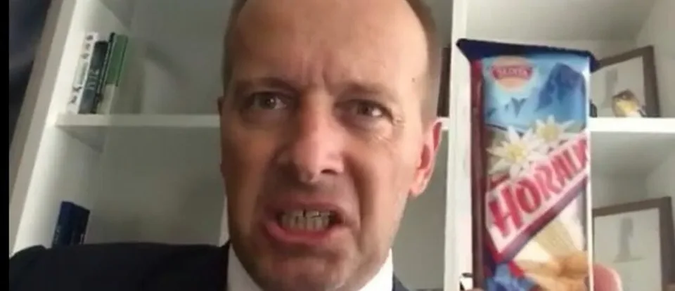 Read more about the article Šialené VIDEO Kollára! Už pred rokmi mlátil keksík topánkou. Podľa političky za to môžu psychotropné látky