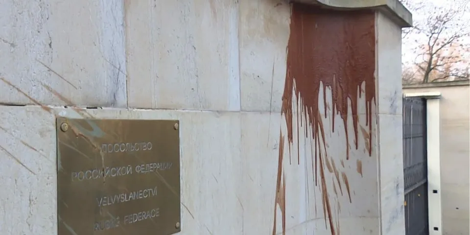 You are currently viewing Ľudia postriekali kečupom múr ruskej ambasády: Režim Putina má na rukách krv už aj českých občanov