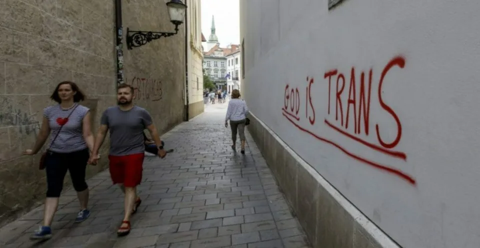 Read more about the article Vallo reagoval na grafiti, ktoré načmárali na kostoly. Nápisy velebia LGBTI ľudí