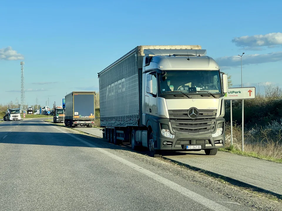 Read more about the article Kamionisti si z chodníka spravili záchytné parkovisko. Stellantis hovorí o dočasnej situácii