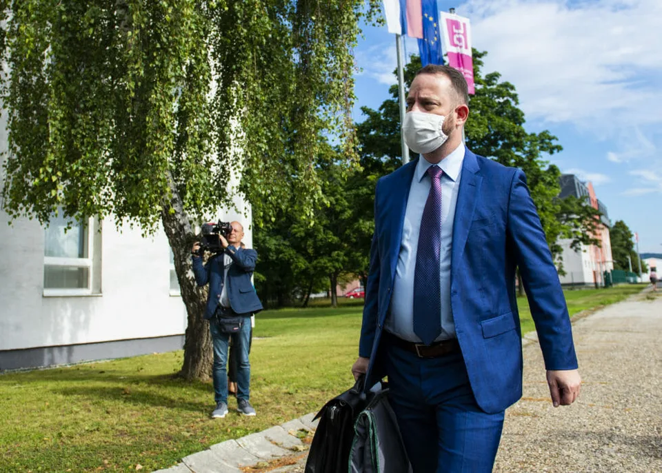 Read more about the article Advokát Para: Prečo sa v nahrávkach  pokračovalo, keď je zrejmé, že sa pri stole nerozdeľovali zajačie packy!