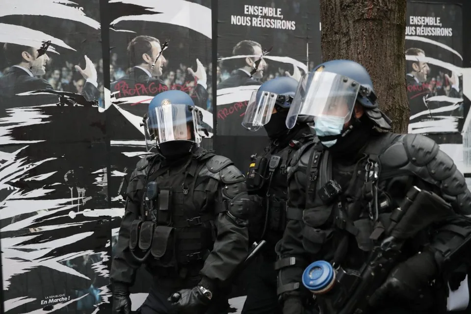 Read more about the article FOTO Macron, stačilo! Masy ľudí zaplavili Paríž, protestovali aj proti policajnej brutalite