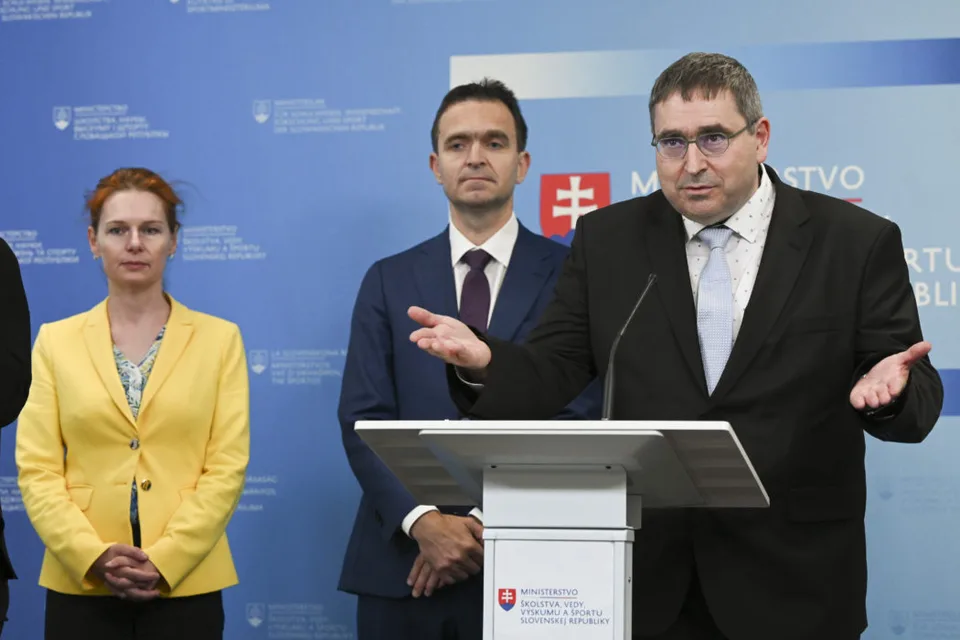 Read more about the article Rezort školstva rozvíja slovensko-ukrajinské vzťahy, podporil niektoré školy, ktoré navštevujú utečenci
