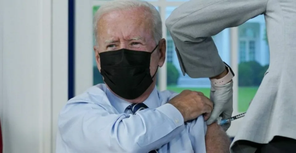 Read more about the article FOTO Biden si vyhrnul ľavý rukáv, dostal tretiu dávku a zavtipkoval si