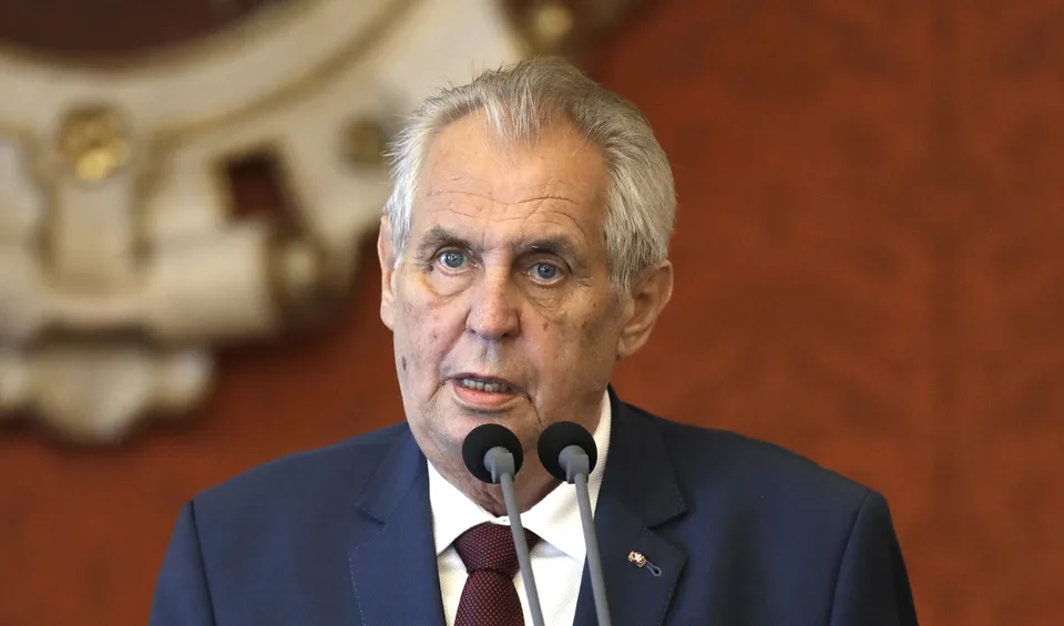 Read more about the article “Mal by to vzdať a nebyť trápny”, odkazuje Zeman Trumpovi