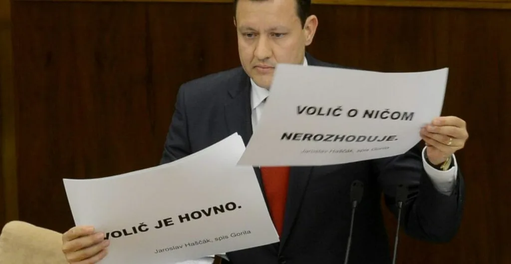 Daniel Lipšic s výrokmi Jaroslava Haščáka zo spisu Gorila