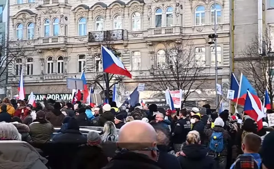You are currently viewing VIDEO V Prahe sa zišli stovky ľudí, žiadali demisiu vlády: Máme toho dosť, slobodu!
