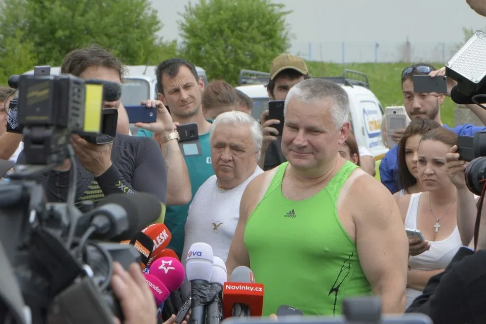 Read more about the article Kajínek v problémoch: Kontroverzné vystúpenie. Na pódiu mával so samopalom!