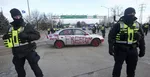 Policajti stoja počas demonštrácie proti pandemickým opatreniam na moste vedúcim do Spojených štátov