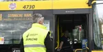 Dispečer pri odstavenom autobuse pri autobusovej a železničnej stanici v Košiciach