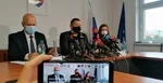 Špeciálny prokurátor Daniel Lipšic (uprostred), riaditeľ odboru všeobecnej kriminality Úradu špeciálnej prokuratúry (ÚŠP) Vladimír Kuruc a hovorkyňa ÚŠP Jana Tökölyová informujú o podanej obžalobe v trestnej veci mediálne známej ako "Dobytkár".