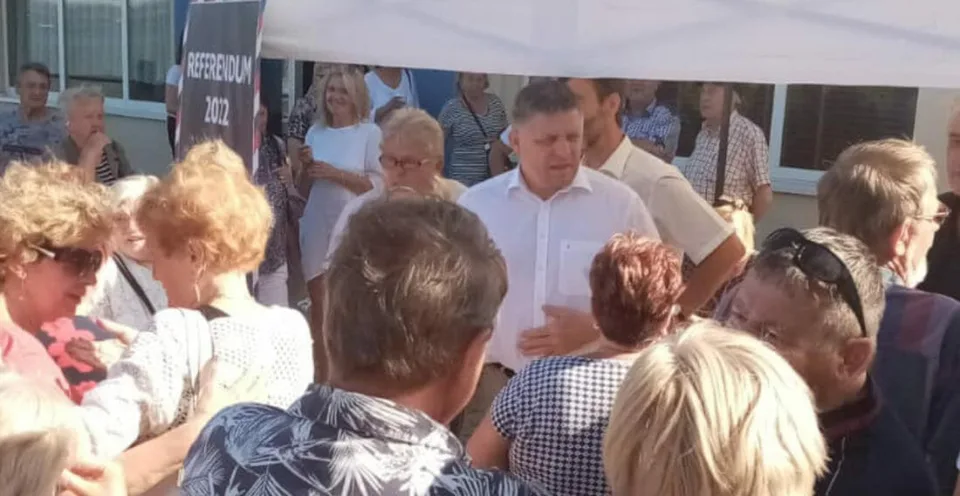 Read more about the article FOTO Fico neúnavne kampaňuje za predčasné voľby: Takto ho vítali na Orave, Kysuciach a Liptove