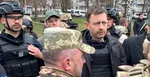 Eduard Heger (uprostred) počas návštevy ukrajinského mesta Buča pri Kyjeve počas 44. dňa ruskej invázie na Ukrajinu v piatok 8. apríla 2022.