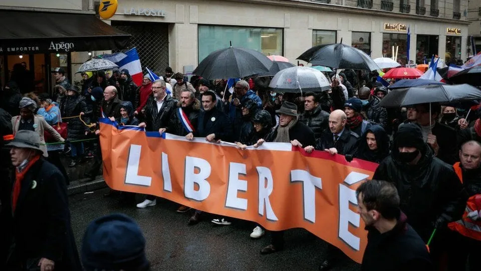Read more about the article Masívny protest vo Francúzsku: Viac ako 100.000 ľudí protestovalo proti obmedzeniam pre neočkovaných