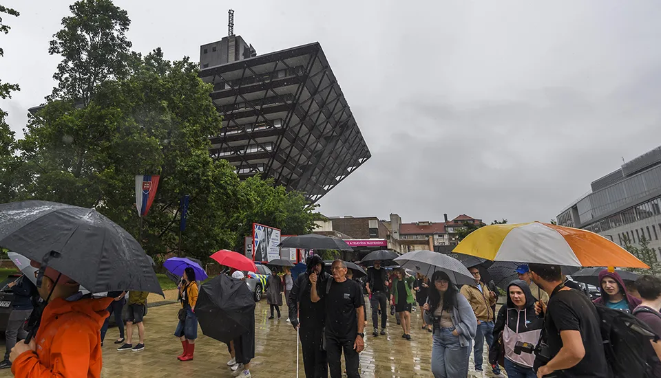 Read more about the article Zakotvíme právo na mediálnu manipuláciu do ústavy?
