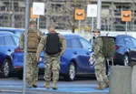 Na snímke aAmerickí armádni dôstojníci po prílete na letisku Rzeszów–Jasionka v juhovýchodnom Poľsku, kde sídli posádka administratívy americkej armády v sobotu 5. februára 2022.