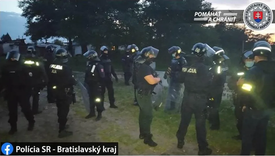 Read more about the article Vzduchom lietali kamene, sklenené fľaše, kovové tyče a stavebný materiál