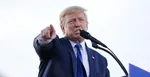 Na archívnej snímke z 23. apríla 2022 bývalý americký prezident Donald Trump gestikuluje počas zhromaždenia v Delaware.