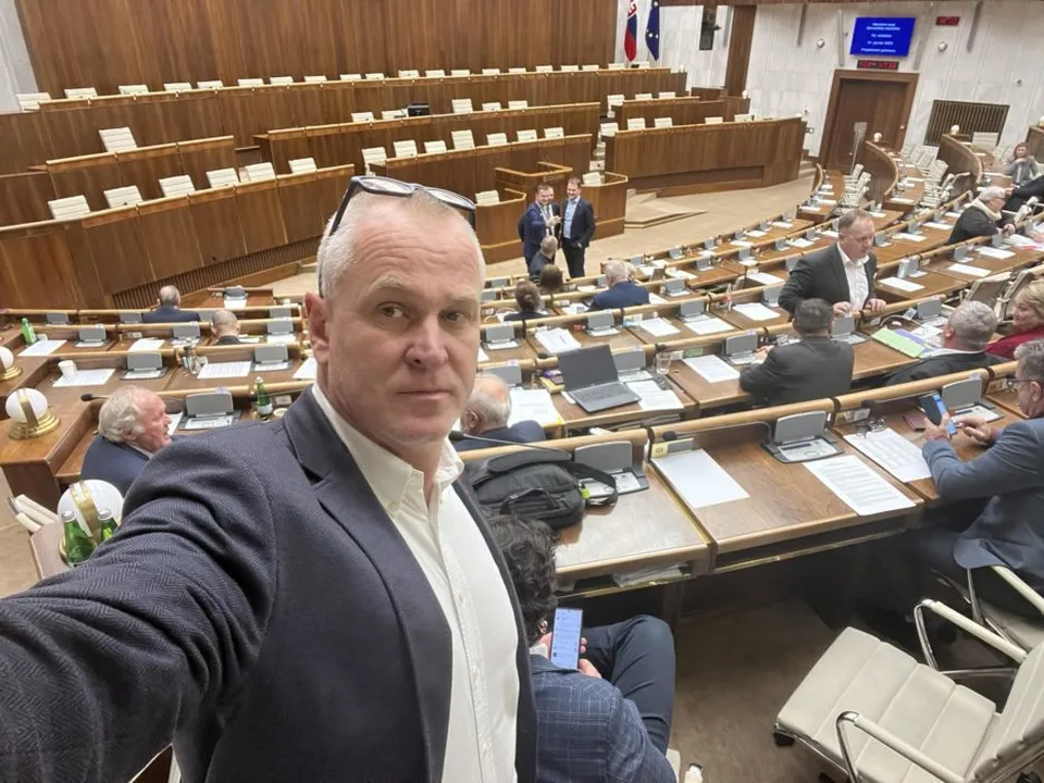 Read more about the article Vládni politici si nevšimli, že idú voľby a rozdávajú aj naďalej fleky svojim. Jeden sa ušiel poslancovi Nemcovi