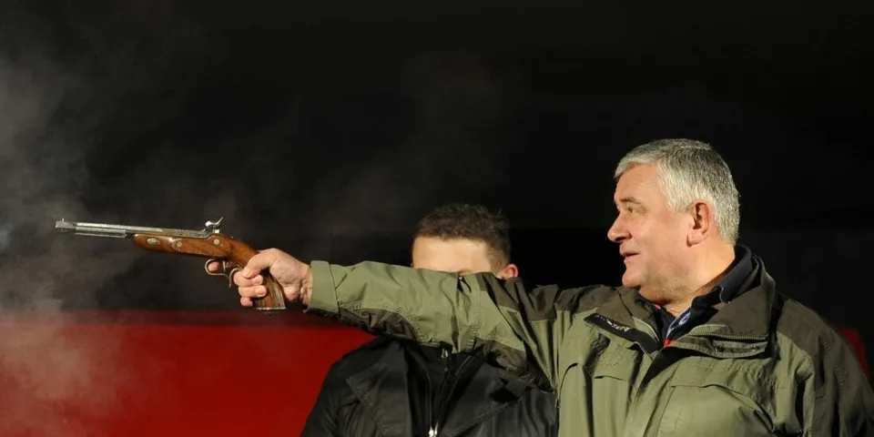 Read more about the article Slotov syn zakladá pronárodnú stranu. Politológovia ho poriadne prefackali!