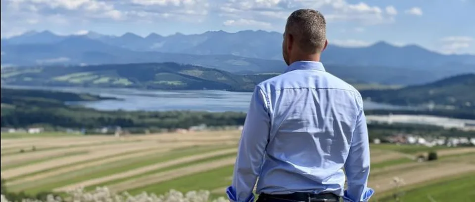 Read more about the article VIDEO Pellegrini pokosí záhradu tomu, kto objaví výrok, že pôjdu do koalície s TÝMITO stranami!