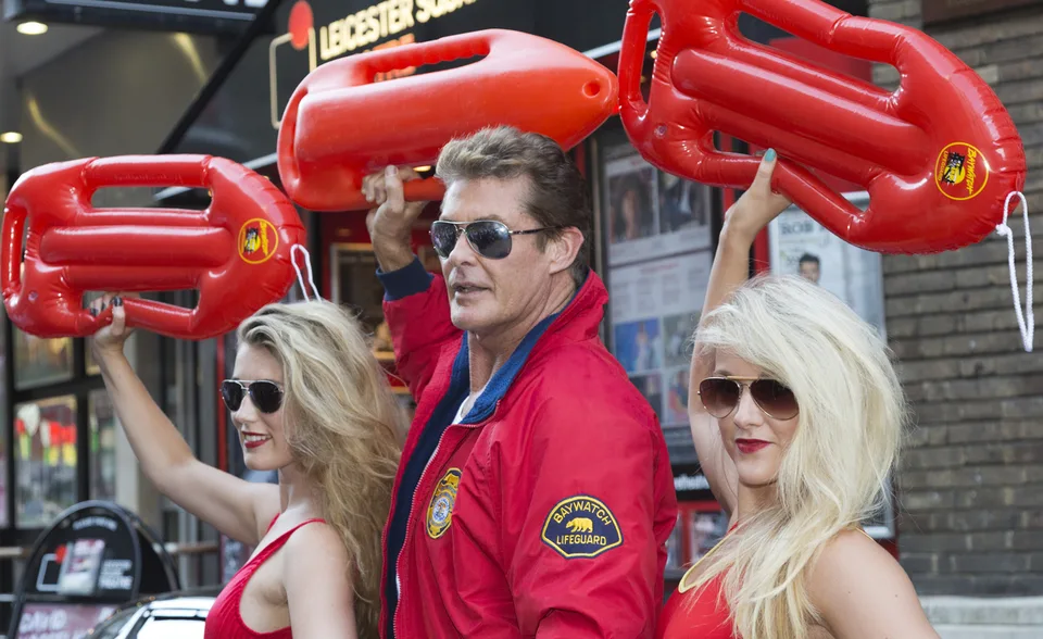 Read more about the article David Hasselhoff rozpredáva majetok: Aj hovoriace auto KITT!