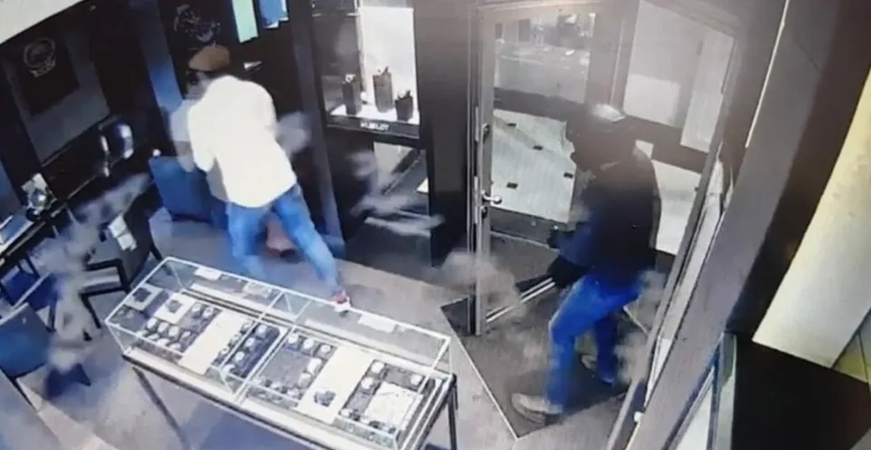 Read more about the article MEGAKRÁDEŽ V BRATISLAVE: Vzali hodinky za 350-tisíc, polícia zverejnila VIDEO!
