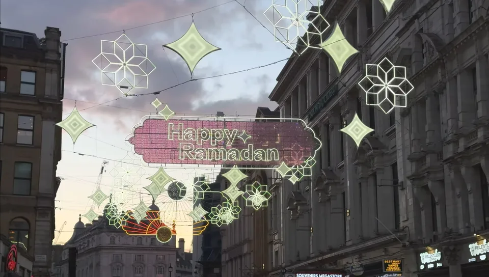 Read more about the article V Británii školy rušia oslavu Veľkej noci, v Londýne však už po tretíkrát rozsvietili výzdobu počas Ramadánu