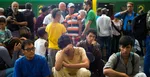 Na archívnej snímke migranti na železničnej stanici v Budapešti v roku 2015. Mnohí mali namierené do Nemecka. Priame železničné spojenie s Berlínom im však vtedy zrušili
