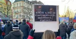 Na snímke účastníci protest s veľavravným transparentom.