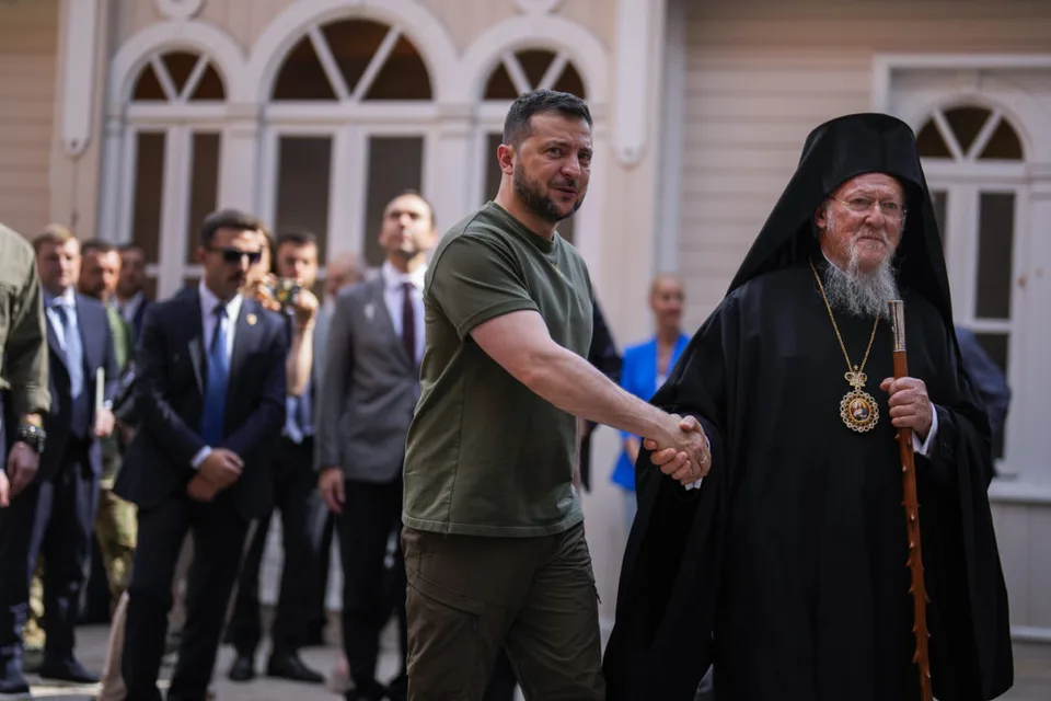 You are currently viewing Zelenskyj sa vrátil z Turecka aj s piatimi veliteľmi obrancov Azovstaľu